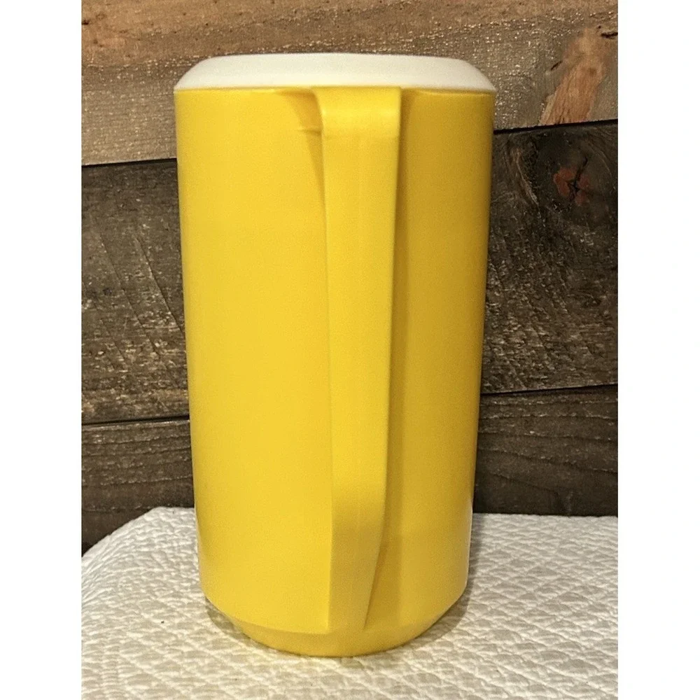 Vtg Rubbermaid Pitcher & Tupperware Egg Carrier Camping Picnic Potluck 2 1/4 Qts